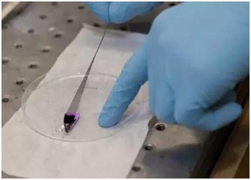 圖：碳纖維可以纏繞成堅(jiān)固的導(dǎo)電線。像蜘蛛絲一樣，它有彈性和強(qiáng)壯。